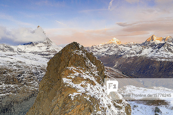 Luftaufnahme von Riffelhorn  Matterhorn und Dent Blanche bei Sonnenaufgang  Zermatt  Kanton Wallis  Schweizer Alpen  Schweiz  Europa