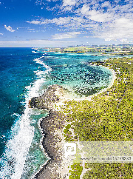 Luftaufnahme des tropischen öffentlichen Strandes  der von den Wellen des Ozeans umspült wird  Poste Lafayette  Ostküste  Mauritius  Indischer Ozean  Afrika