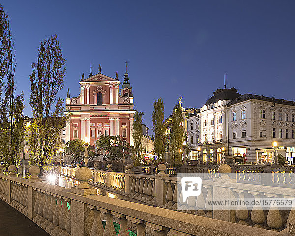 Franziskanerkirche der Verkündigung bei Nacht beleuchtet  Altstadt  Ljubljana  Slowenien  Europa