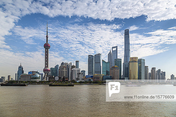 Blick auf die Skyline von Pudong und den Huangpu-Fluss vom Bund  Shanghai  China  Asien