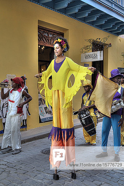 Stelzentänzer  Altstadt  UNESCO-Weltkulturerbe  Havanna  Kuba  Westindien  Karibik  Mittelamerika