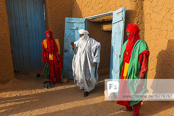 Sultan von Agadez mit seinen Leibwächtern  UNESCO-Weltkulturerbe  Agadez  Niger  Westafrika  Afrika