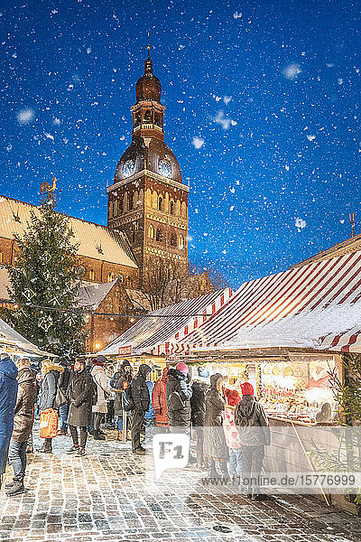 Weihnachtsmarkt und Dom zu Riga bei Nacht im Winter  Altstadt  UNESCO-Weltkulturerbe  Riga  Lettland  Europa