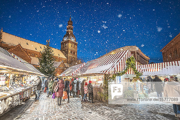 Weihnachtsmarkt und Dom zu Riga bei Nacht im Winter  Altstadt  UNESCO-Weltkulturerbe  Riga  Lettland  Europa