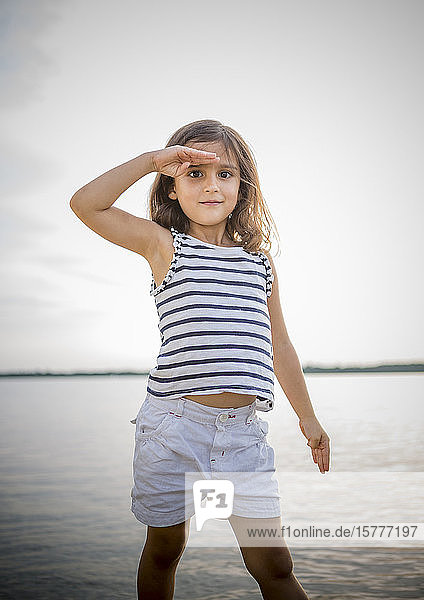 Mädchen in Sommerkleidung an einem See