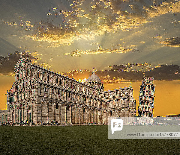 Schiefer Turm von Pisa und Piazza dei Miracoli bei Sonnenuntergang in der Toskana  Italien