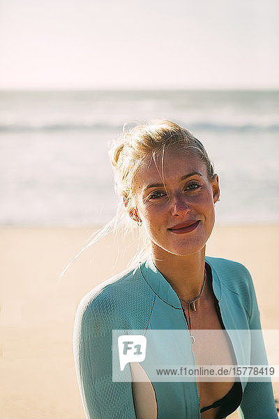 Porträt einer Frau im Neoprenanzug am Strand
