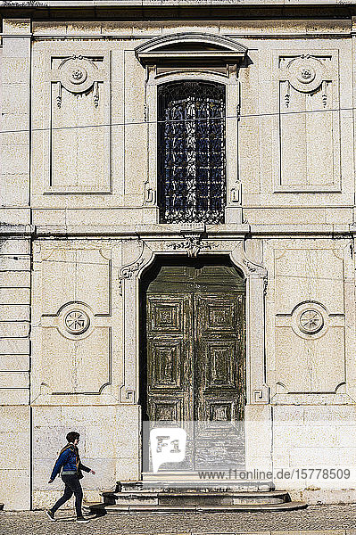 Frau geht an einem alten Gebäude in Lissabon  Portugal  vorbei
