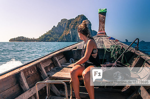 Frau geniesst Bootsfahrt  Tonsai  Krabi  Thailand