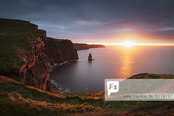 Die Klippen von Moher bei Sonnenuntergang  Doolin  Clare  Irland
