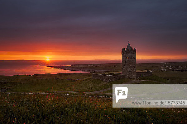 Schloss Doonagore bei Sonnenuntergang  Doolin  Clare  Irland