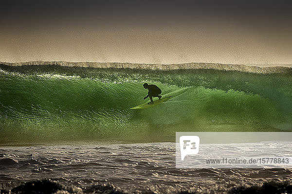 Surfer beim Surfen auf einer Barreling-Welle  Crab Island  Doolin  Clare  Irland