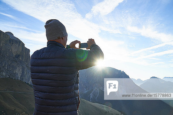 Wanderer beim Fotografieren der Ansicht des Sonnenaufgangs  Canazei  Trentino-Südtirol  Italien