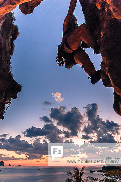 Felsklettern auf Kalksteinfelsen bei Sonnenuntergang Tonsai Krabi Thailand