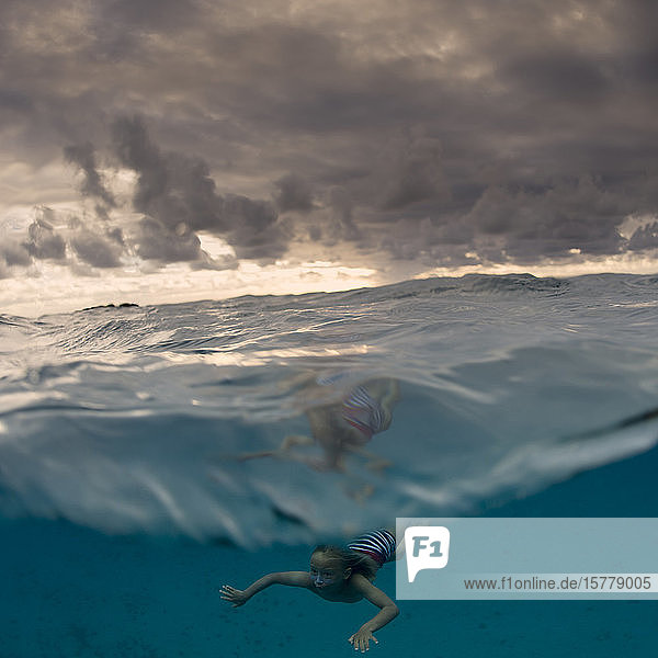 Junge schwimmt unter Wasser  geteilte Ansicht  Tonga