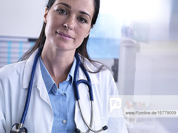 Porträt eines Arztes mit Stethoskop  der in die Kamera schaut