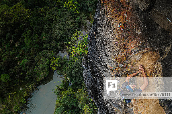 Mann Felsenklettern Guilin Zuckerhut Hochwinkelansicht Yangshuo Guangxi China