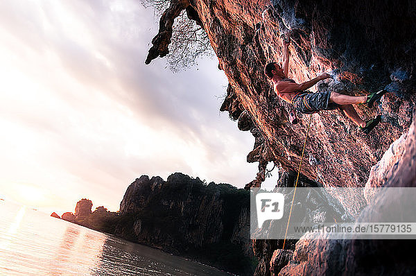 Felsklettern auf Kalksteinfelsen bei Sonnenuntergang Tonsai Krabi Thailand