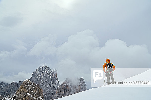 Wanderer bewundernde Aussicht  Canazei  Trentino-Südtirol  Italien