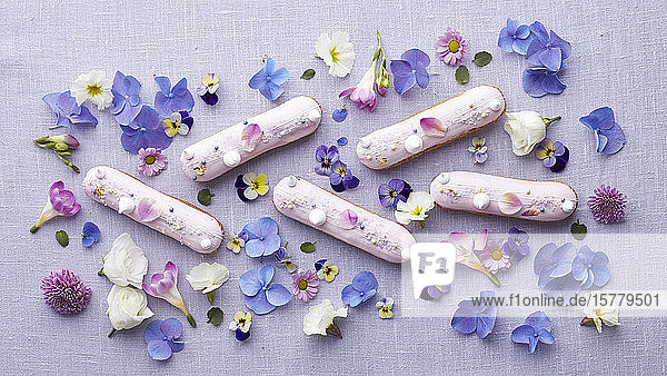 Arrangement von Fingerkeksen und kleinen Blumenköpfen