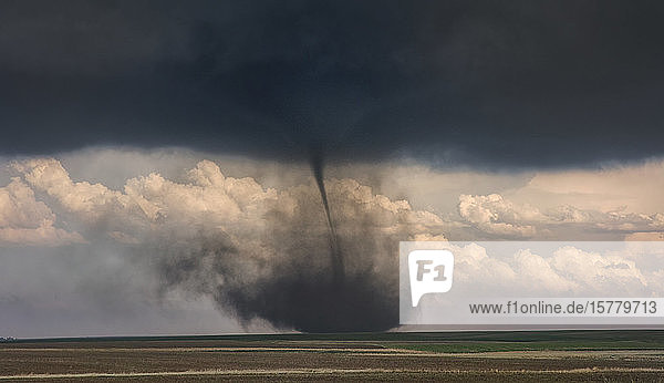 Landspout-Tornado-Hybridformen in den Ebenen  Cope  Colorado  Vereinigte Staaten