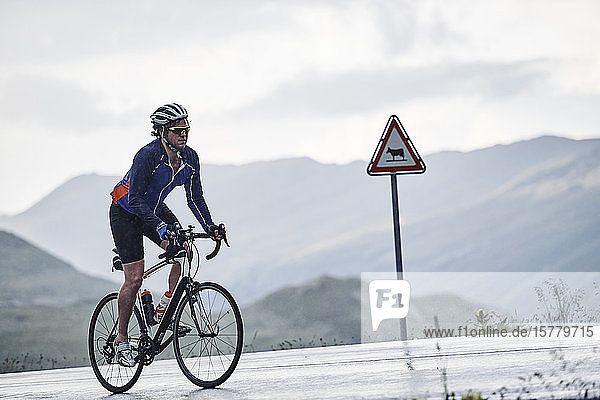Männlicher Radfahrer auf Bergstrasse  Fluela-Pass  Davos  Graubünden  Schweiz