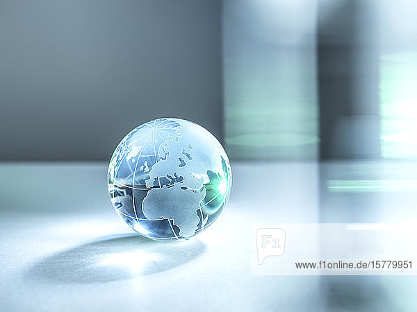 Ein Glasglobus des Planeten Erde  der globalen Handel und Vernetzung veranschaulicht.