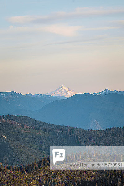 Sonnenuntergang über dem Mount Rainier National Park  Washington  USA