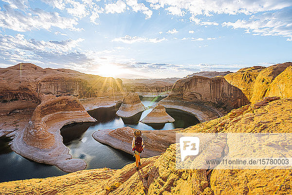 Backpacker bei Sonnenaufgang  Reflection Canyon  Lake Powell  Utah  USA