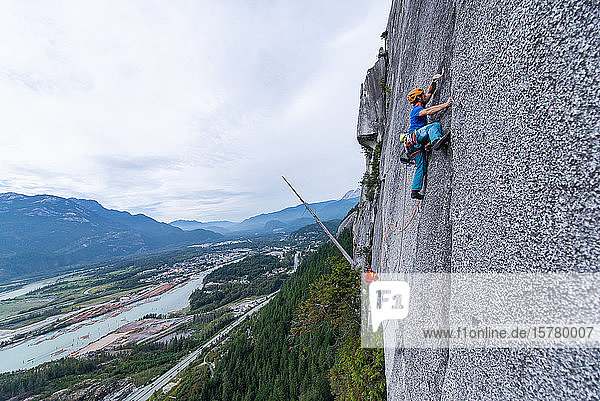 Ein Bergsteiger beim traditionellen Klettern Sea to Sky-Korridor Squamish