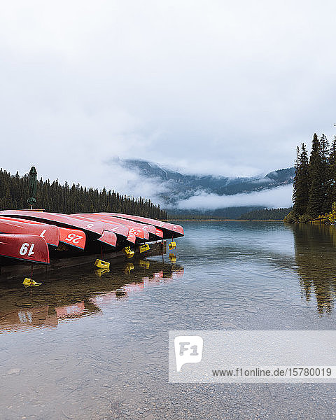 Vertäute Kanus am Emerald Lake Canoe Dock  Kanadische Rockies  Alberta  Kanada