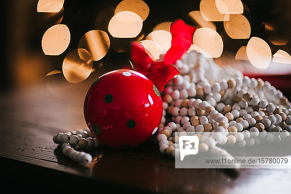 Weihnachtsschmuck rote Glocke und Perlenkette