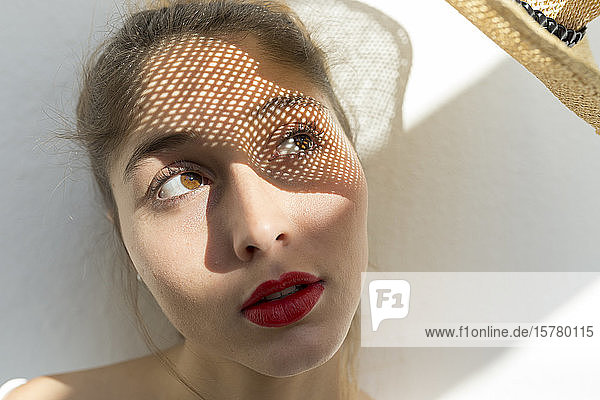 Porträt einer jungen Frau mit Schatten im Gesicht