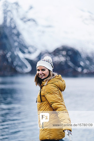 Porträt eines glücklichen Touristen auf Hamnoy Lofoten Norwegen