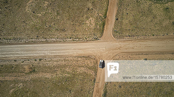 Südafrika  Westkap  Blanco  Luftaufnahme eines weißen 4x4 an einer Kreuzung