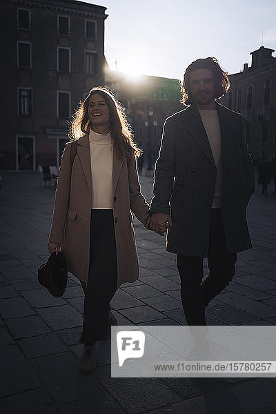 Junges Paar besucht die Stadt Venedig  Italien  bei Sonnenuntergang