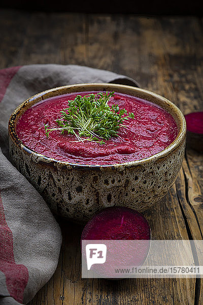Schale mit veganem Borschtsch mit Kresse-Topping