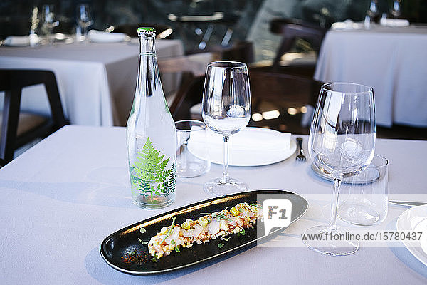 Teller mit einem Gericht auf dem Restauranttisch