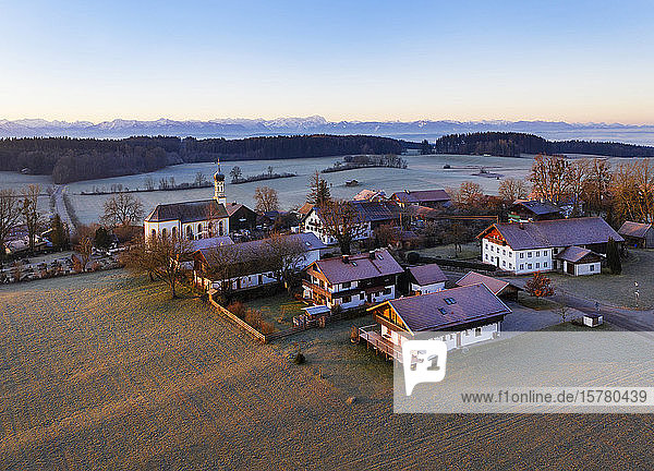 Deutschland  Bayern  Eurasburg  Luftaufnahme eines ländlichen Dorfes in der Winterdämmerung