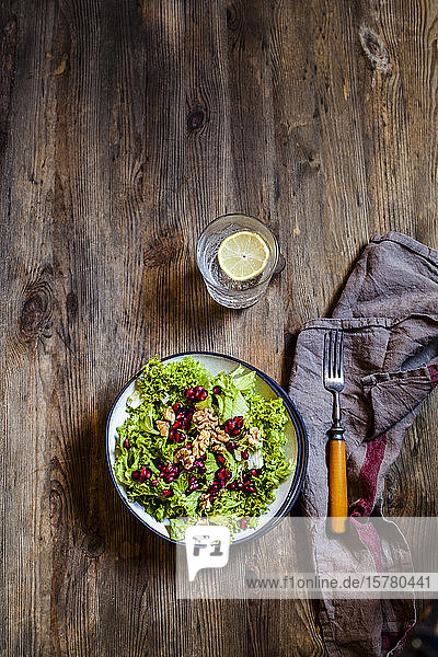Schale mit grünem Salat mit Walnüssen und Granatapfelkernen