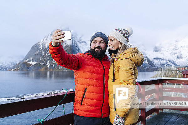 Touristenpaar beim Selfie auf Hamnoy  Lofoten  Norwegen