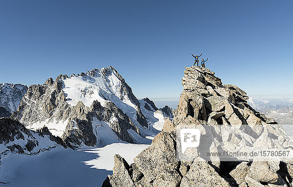 Frankreich  Mont-Blanc-Massiv  Chamonix  Bergsteiger erreichen La Petite Fourche
