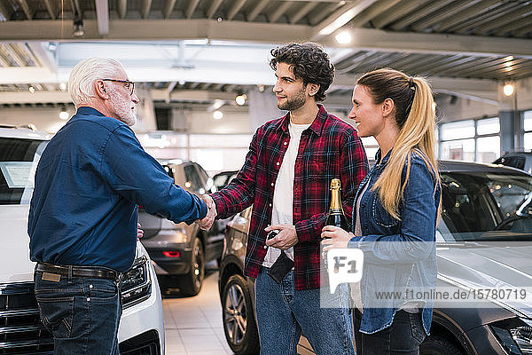 Ehepaar kauft Neuwagen im Autohaus
