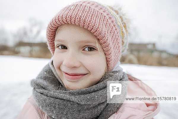 Porträt eines lächelnden Mädchens im Winter