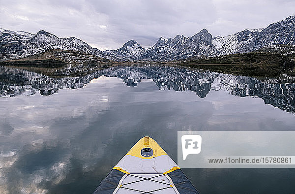 Stehen Sie beim Paddel-Surfen auf einem See auf