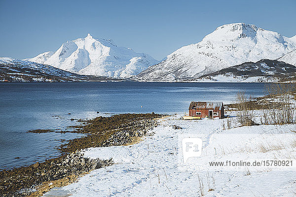 Norwegen  Alte Fischerhütte in Winterlandschaft