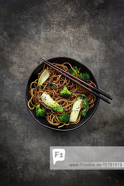 Draufsicht auf eine Schüssel Soba-Nudeln mit Pak Choi und Brokkoli Sojasauce und schwarzem Sesam