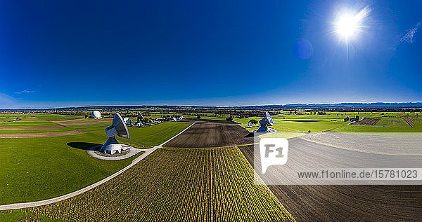 Deutschland, Bayern, Luftbild der großen Parabolantennen der Bodenstation Aufwinde und grüne Felder