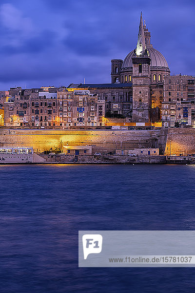 Malta Valletta Nachts beleuchtete Altstadt über Wasser gesehen