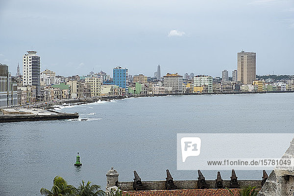Kuba  Havanna  Hafenviertel der Stadt vom Schloss Morro aus gesehen
